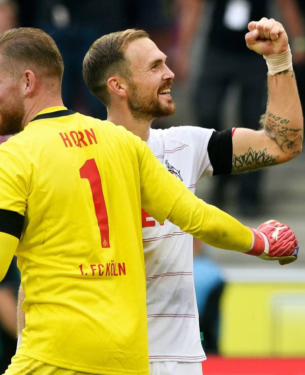 Timo Horn und Rafael Czichos freuen sich über den Sieg des 1. FC Köln gegen Hertha BSC.