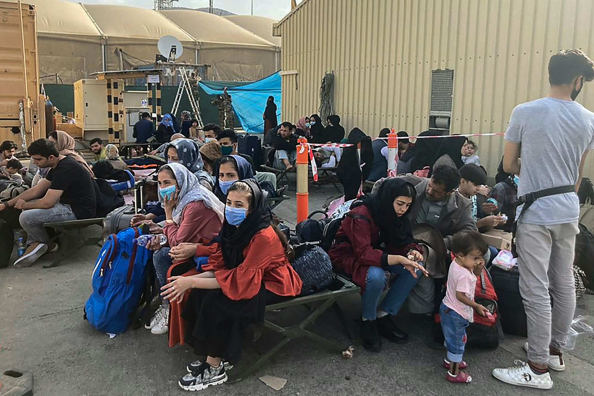 Hunderte Afghanen harren nach der Machtübernahme der Taliban am Flughafen in Kabul aus. Sie alle wollen einen Platz in einem der Evakuierungsflieger bekommen.