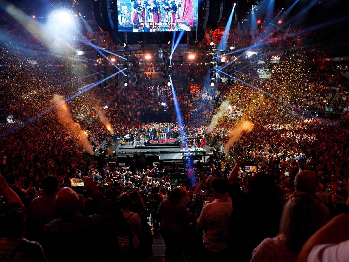 Menschen stehen 2019 vor der Bühne bei Kölle singt in der Lanxess-Arena