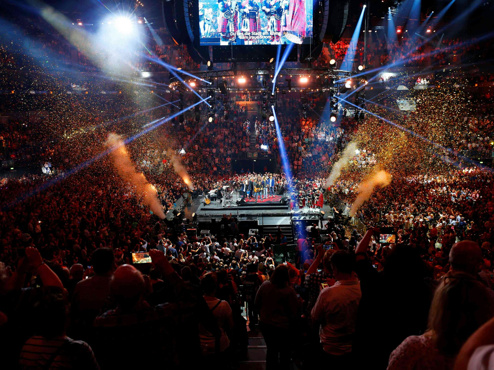 Menschen stehen 2019 vor der Bühne bei Kölle singt in der Lanxess-Arena