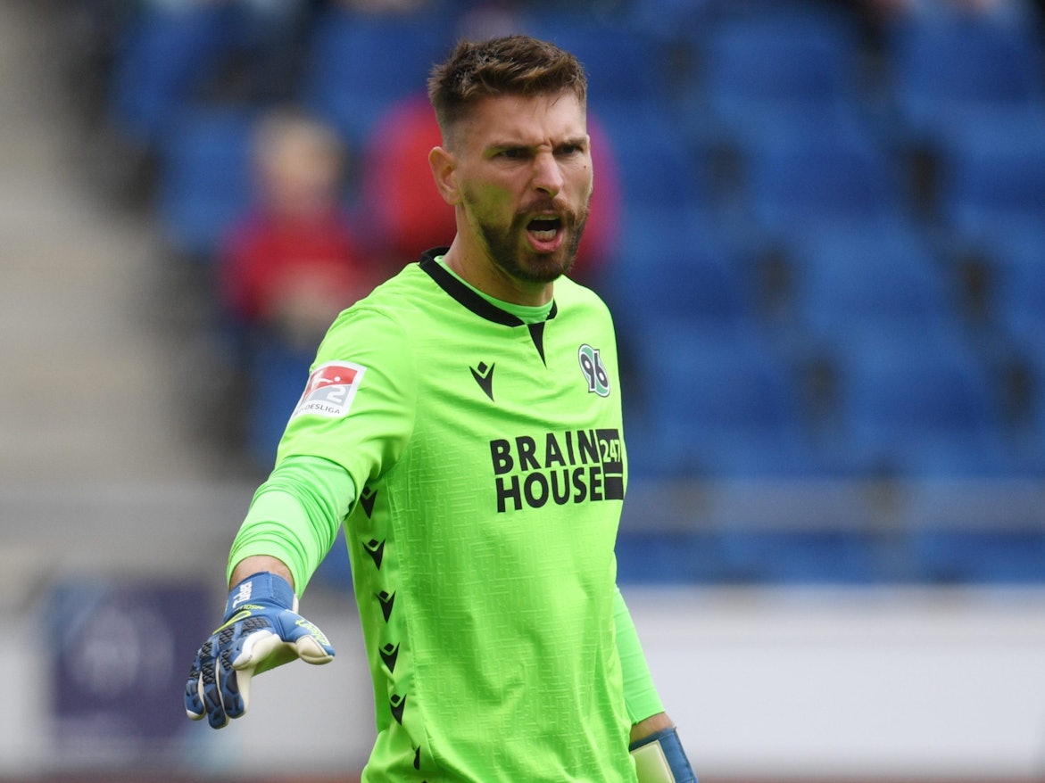 Ron-Robert Zieler gibt auf dem Platz lautstarke Anweisungen.