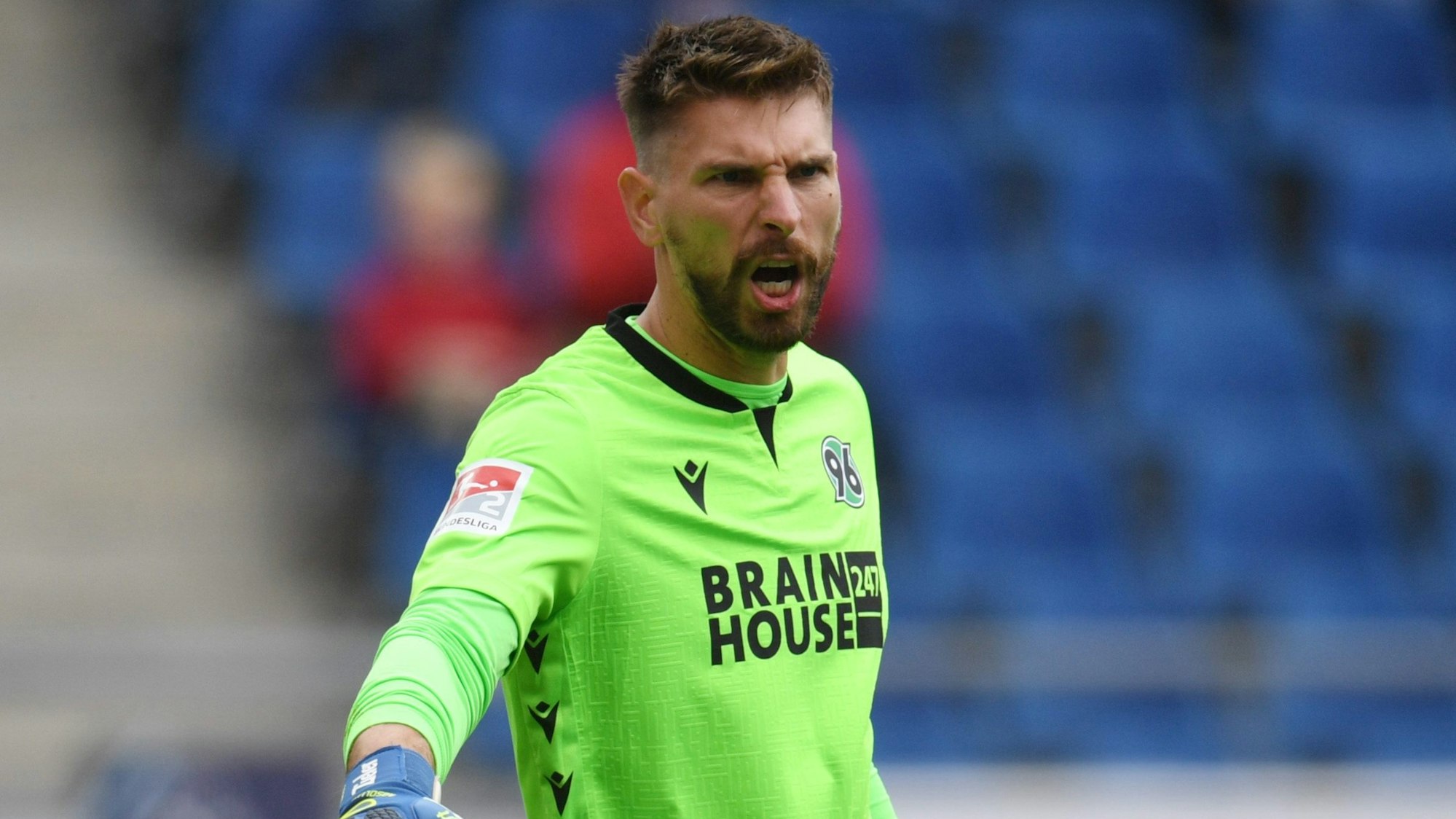 Ron-Robert Zieler gibt auf dem Platz lautstarke Anweisungen.