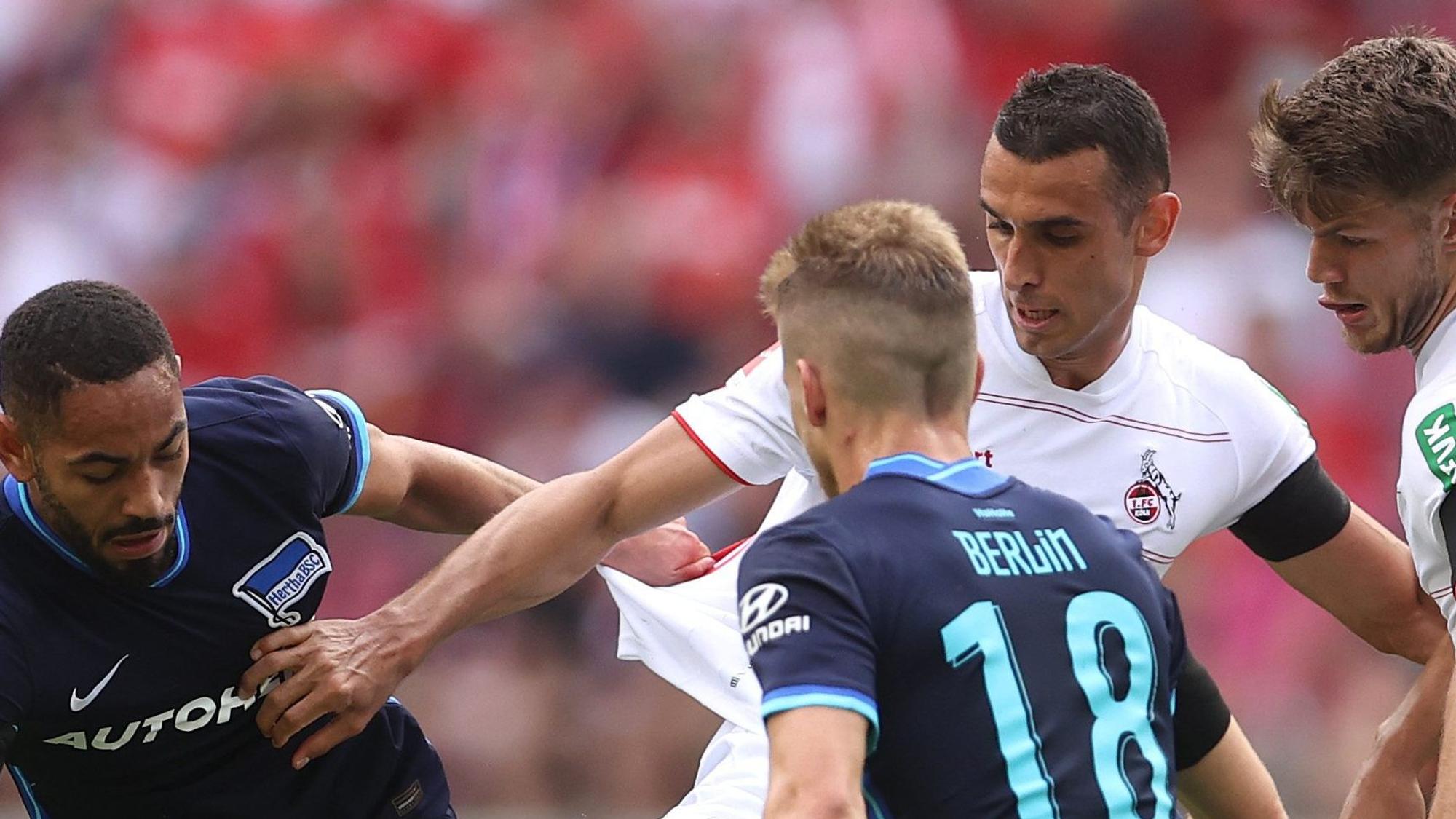Vierkampf der Bundesliga-Profis Skhiri, Thielmann, Cunha und Ascasibar um den Ball.