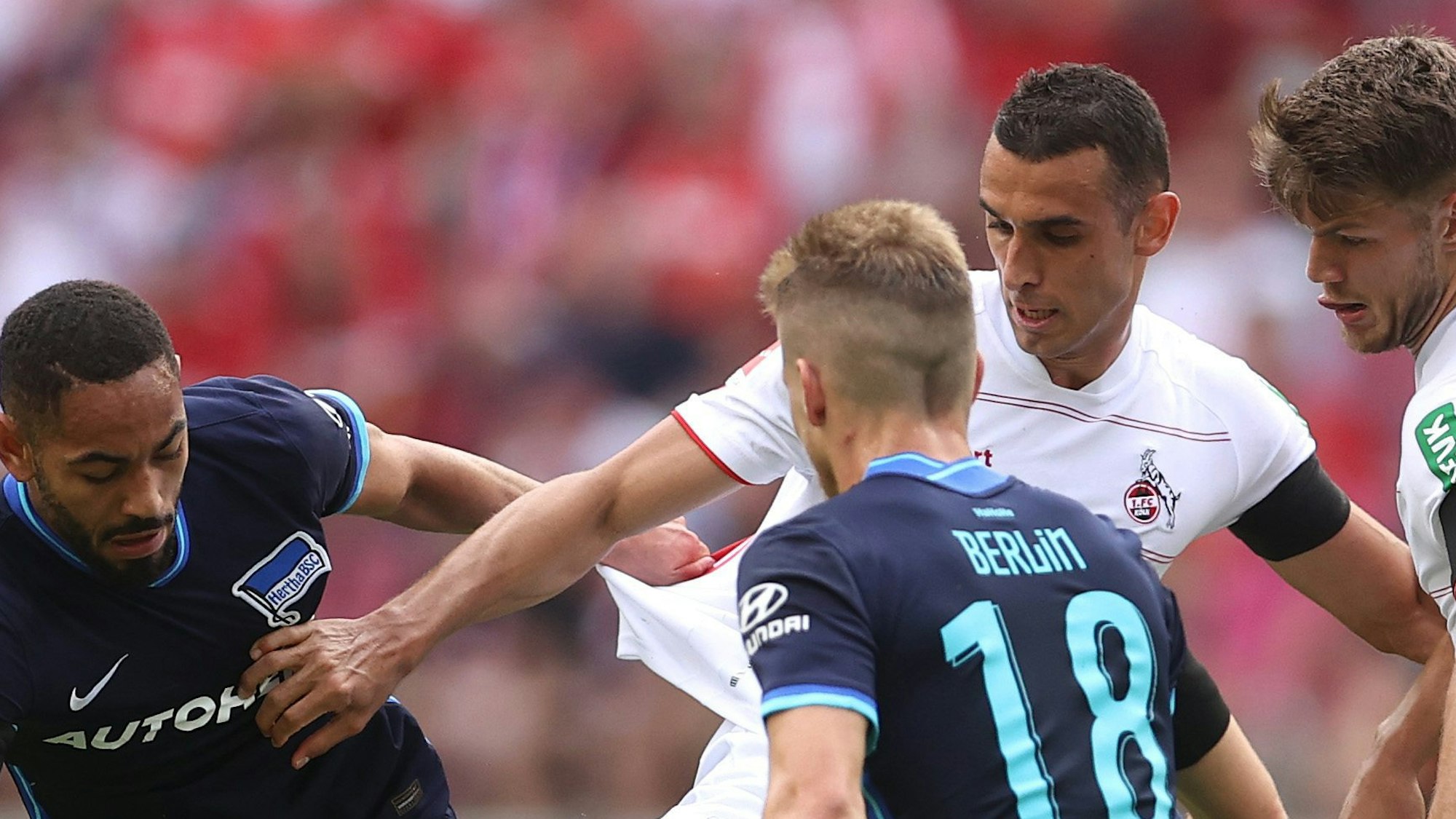 Vierkampf der Bundesliga-Profis Skhiri, Thielmann, Cunha und Ascasibar um den Ball.