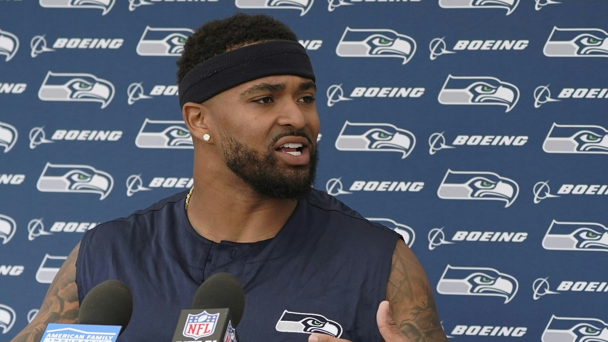 Seattle Seahawks Safety Jamal Adams spricht am 17. August 2021 an einem Podium.
