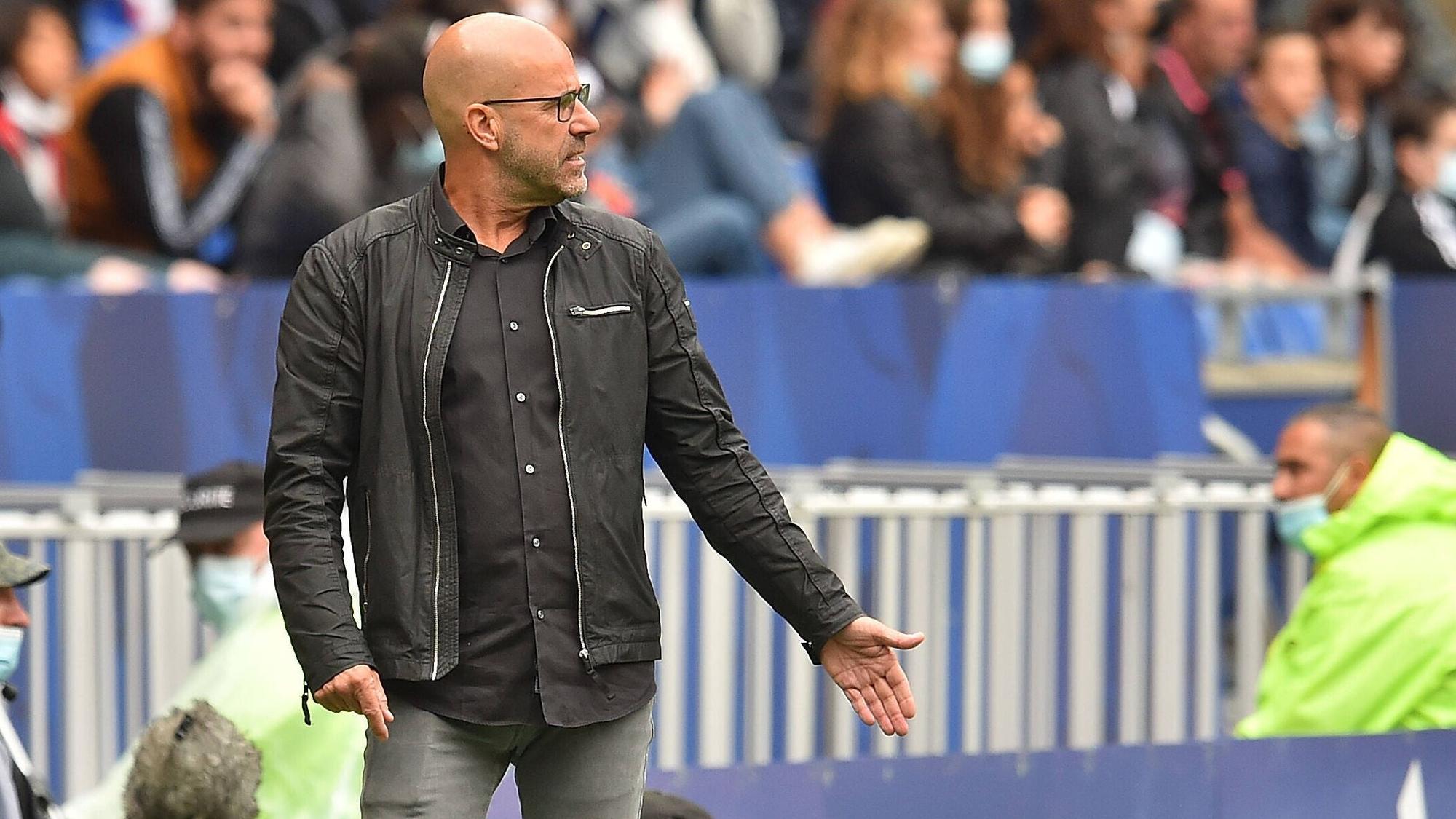 Peter Bosz gibt bei Olympique Lyon Anweisungen am Spielfeldrand.