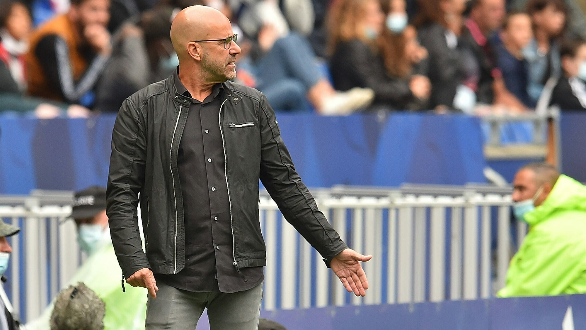 Peter Bosz gibt bei Olympique Lyon Anweisungen am Spielfeldrand.