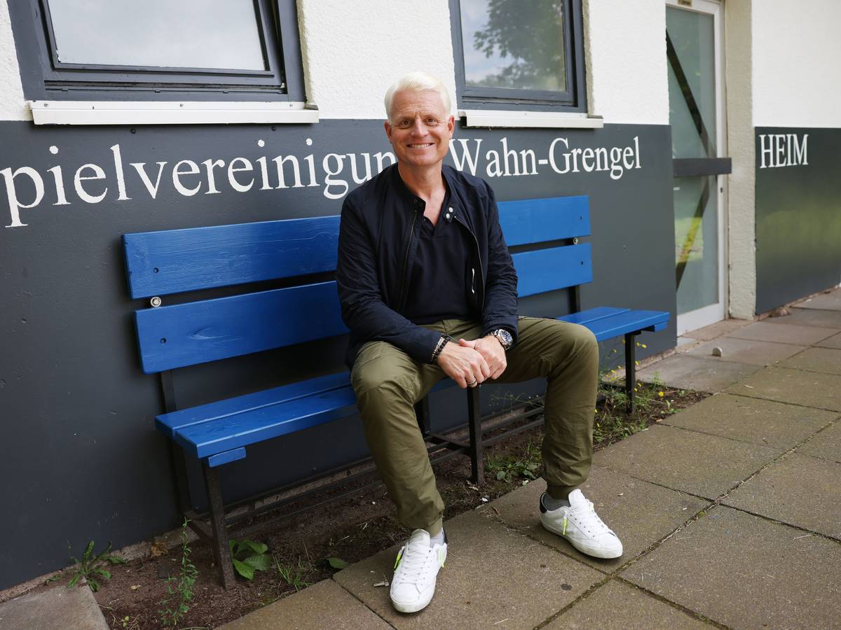 Guido Cantz vor dem Vereinsheim seines ehemaligen Fußballclubs.