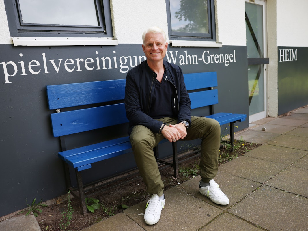 Guido Cantz vor dem Vereinsheim seines ehemaligen Fußballclubs.