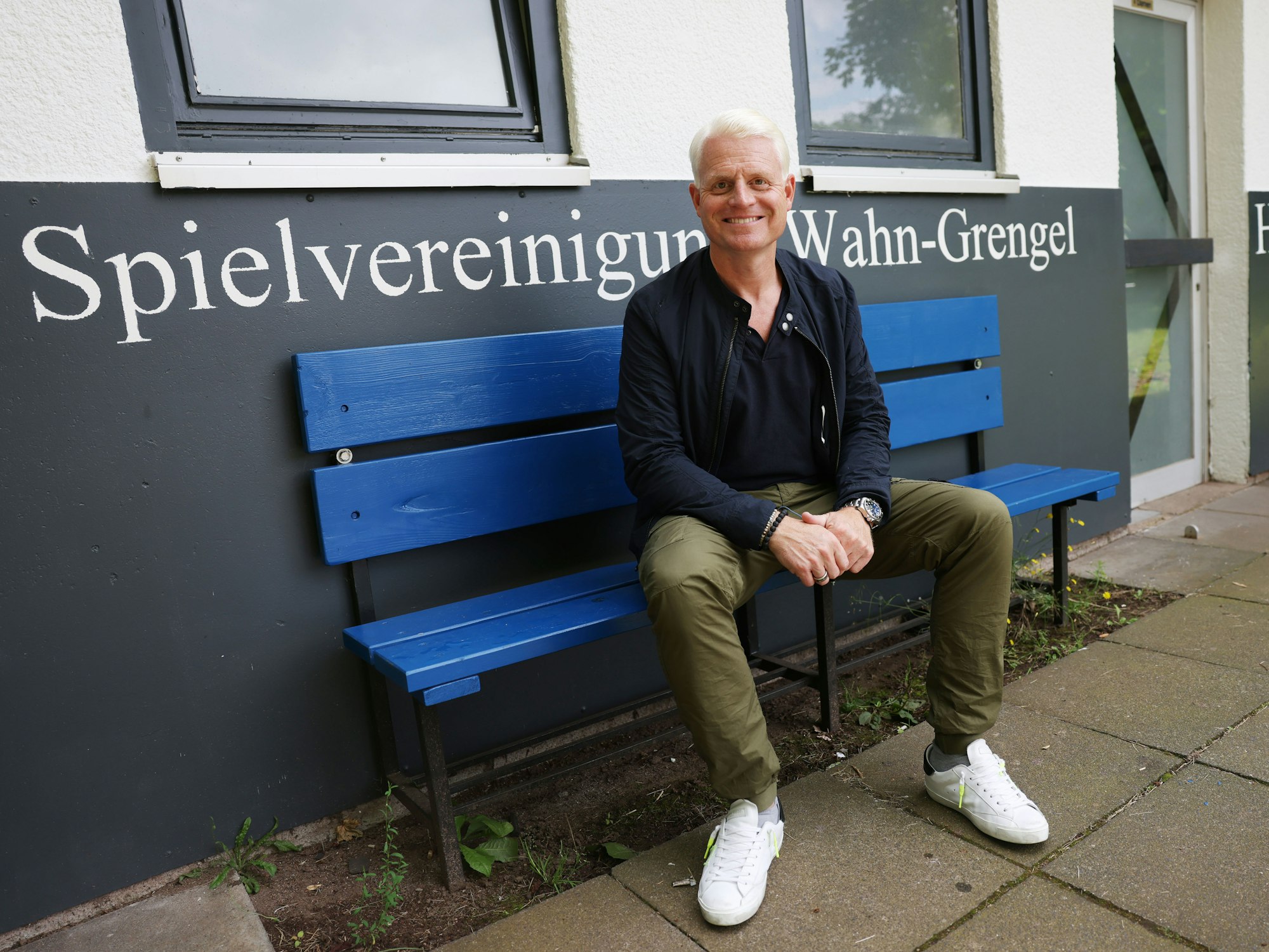 Guido Cantz vor dem Vereinsheim seines ehemaligen Fußballclubs.