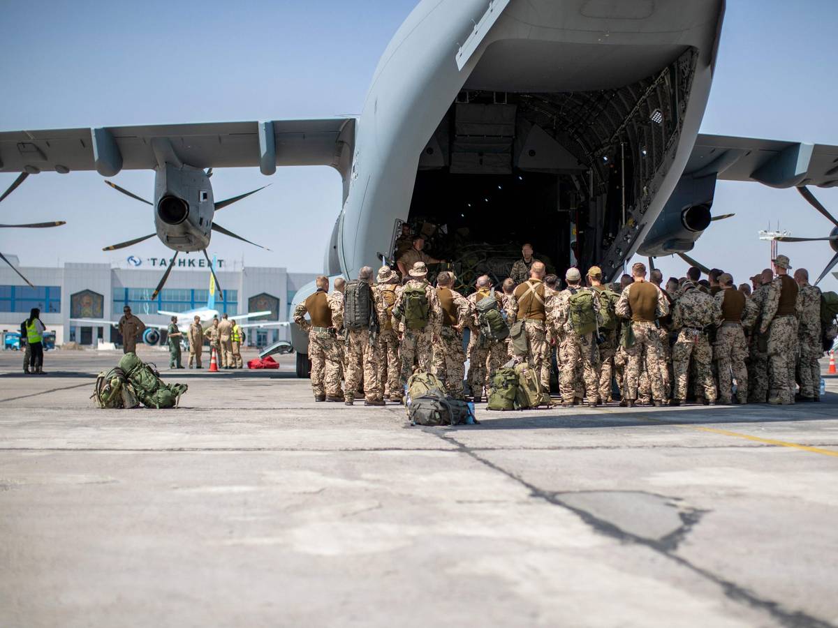 Soldaten stehen am 17. August 2021 auf dem Rollfeld des Flughafens Tashkent in Usbekistan