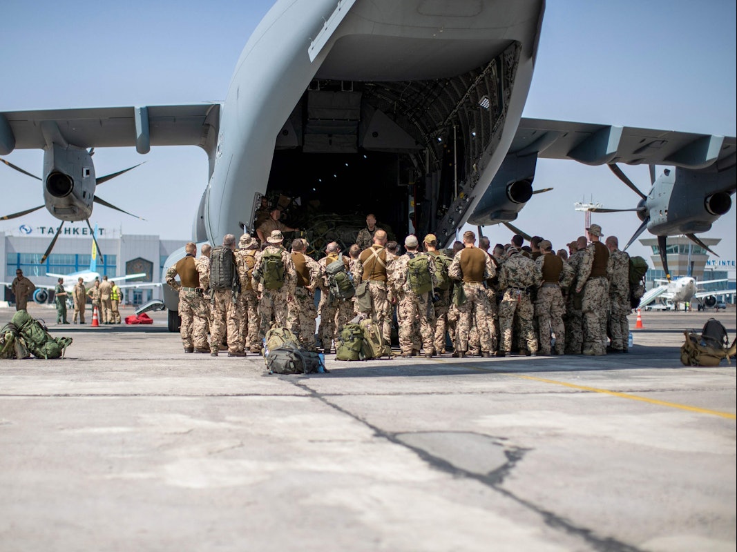 Soldaten stehen am 17. August 2021 auf dem Rollfeld des Flughafens Tashkent in Usbekistan