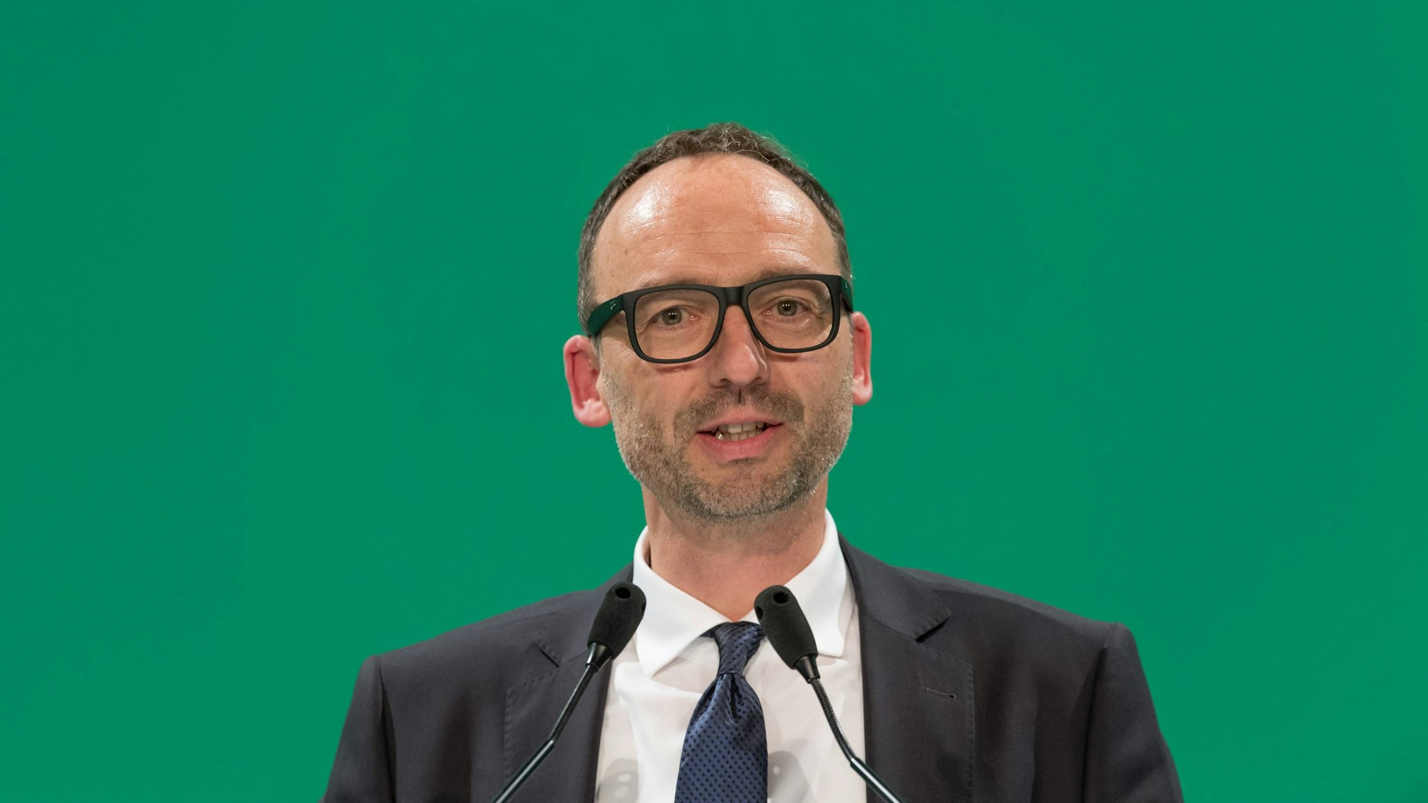 Thomas Krohne spricht bei der Mitgliederversammlung des SV Werder Bremen.