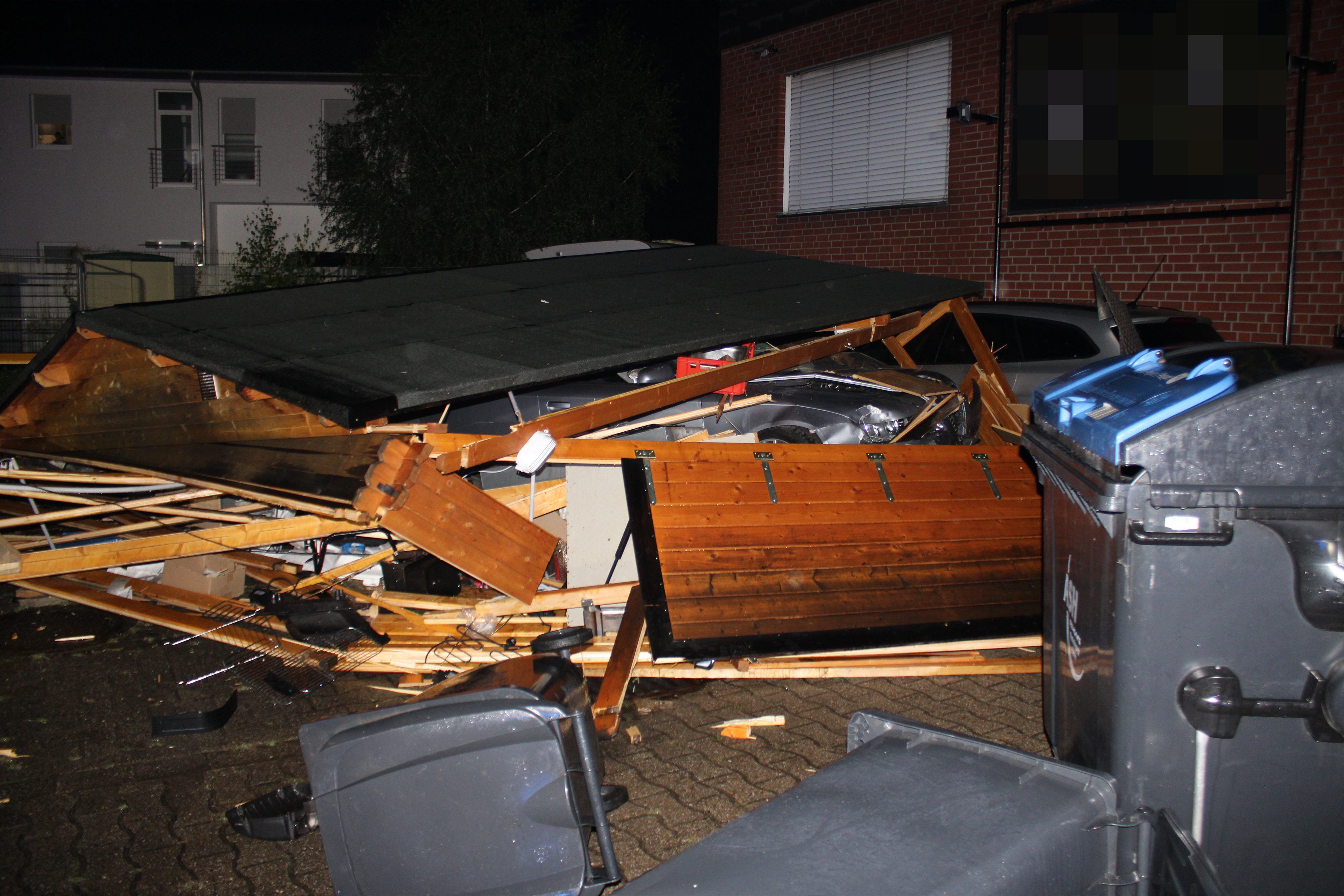 In Hamm haben zwei Männer ein Auto gestohlen und sind anschließend in eine Holzhütte gekracht. Ein Auto liegt unter den Trümmern einer Holzhütte begraben.