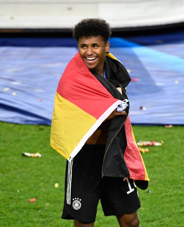 Karim Adeyemi mit Deutschlandfahne nach EM-Sieg