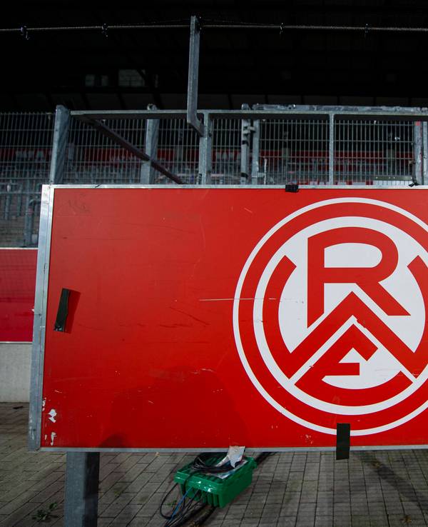Emblem von Rot-Weiss Essen am Stadion an der Hafenstraße.