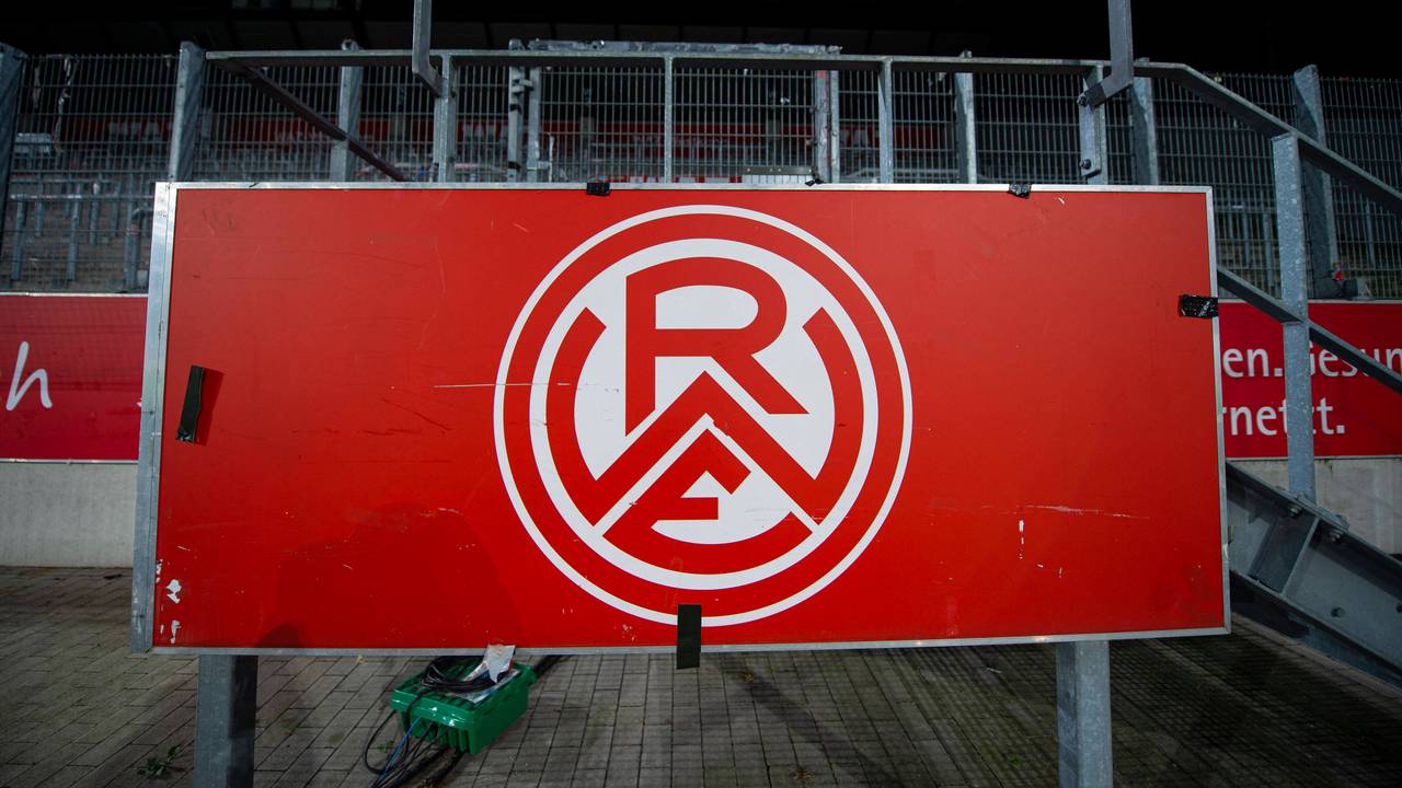 Emblem von Rot-Weiss Essen am Stadion an der Hafenstraße.