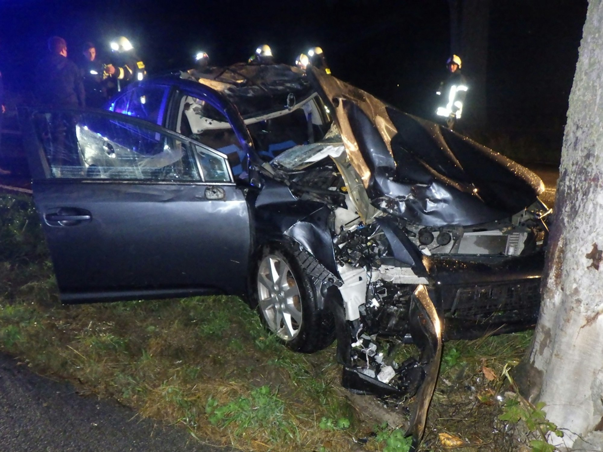 Ein 59-Jähriger musste nach dem Unfall mit einem entlaufenen Pferd am Mittwoch (18. August) ins Krankenhaus gebracht werden. Auf dem Foto ist das verunfallte Auto zu sehen.