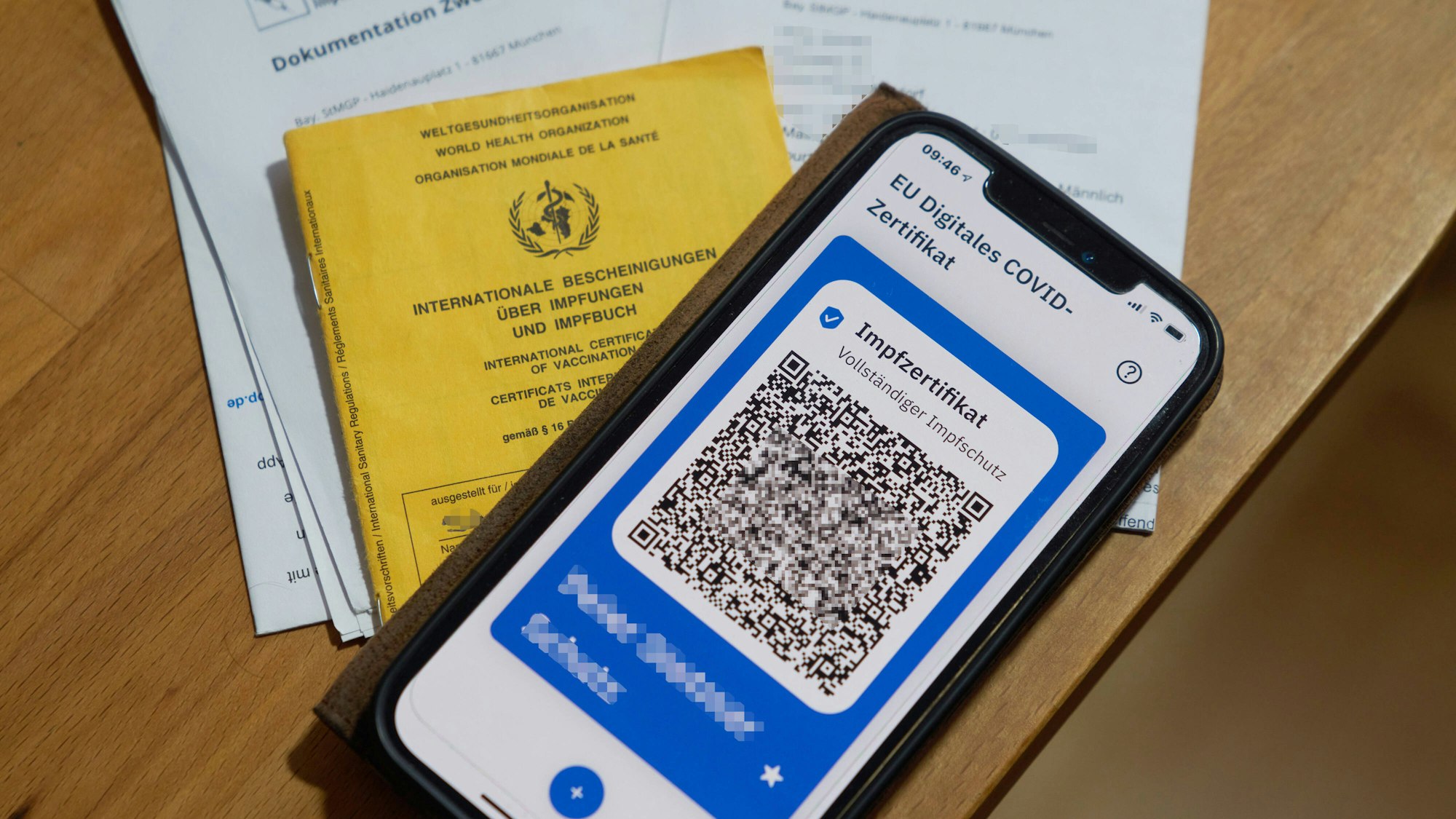 Handy mit Impfzertifikat.