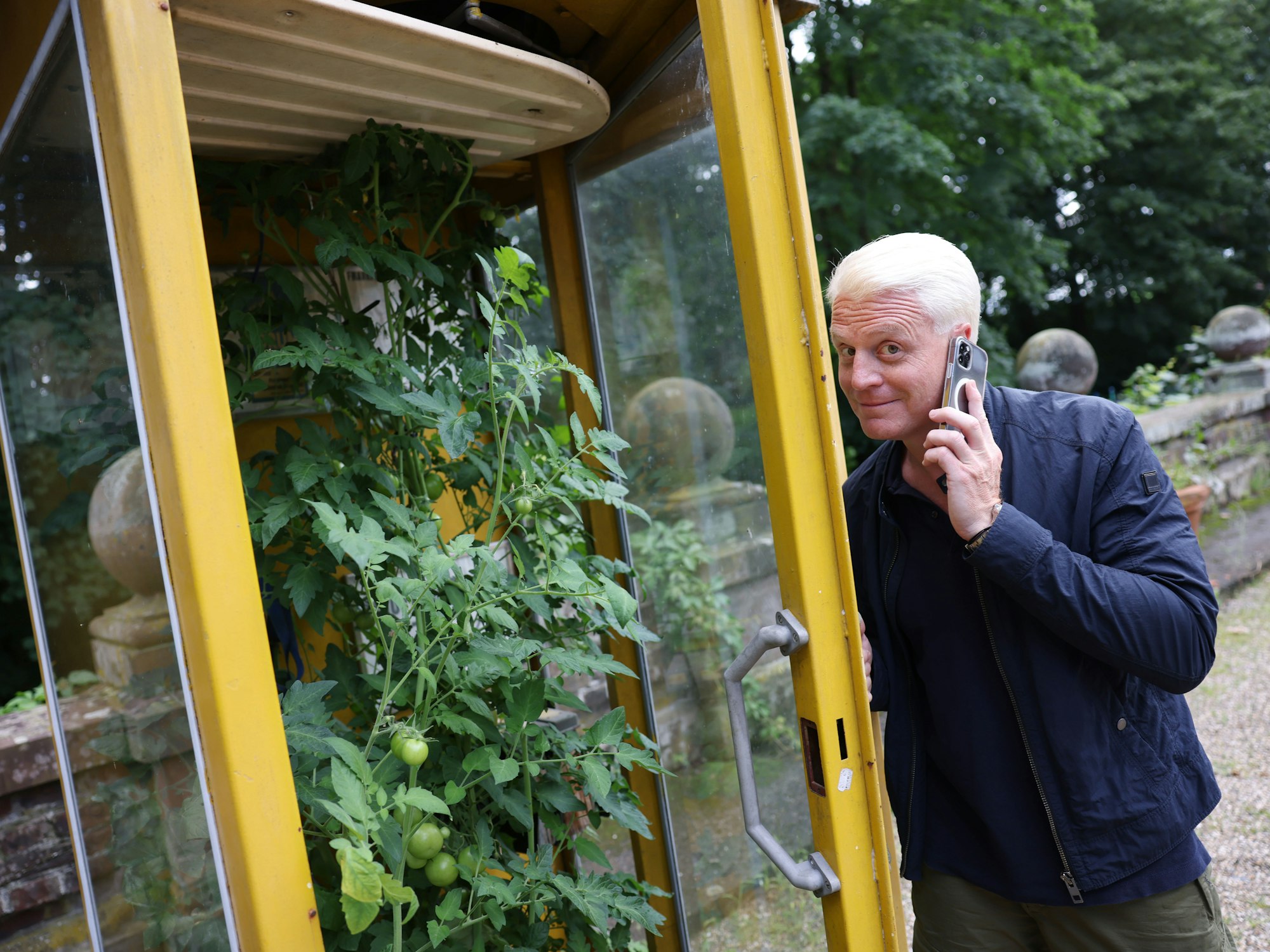 Guido Cantz vor einer alten Telefonzelle in Köln-Porz.