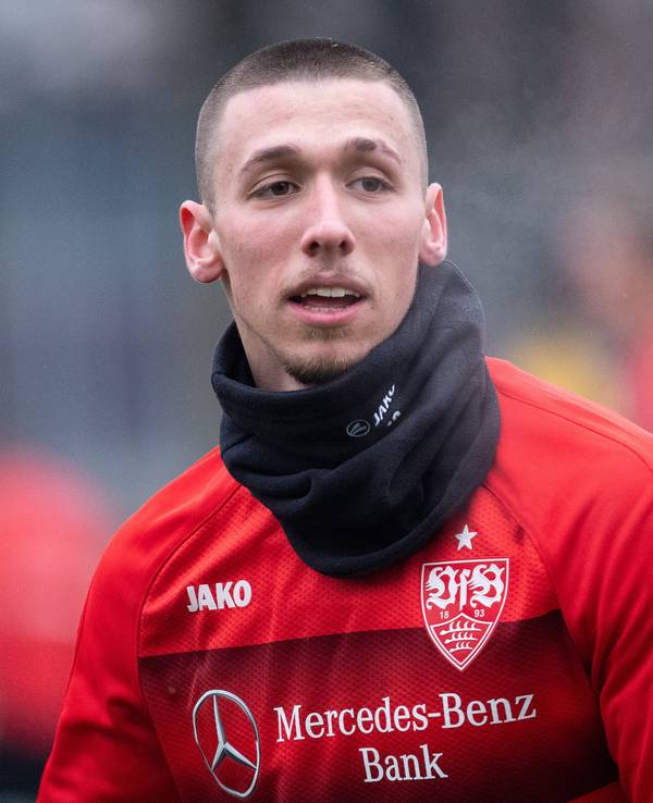 Darko Churlinov steht auf dem Trainingsspielfeld des VfB Stuttgart.