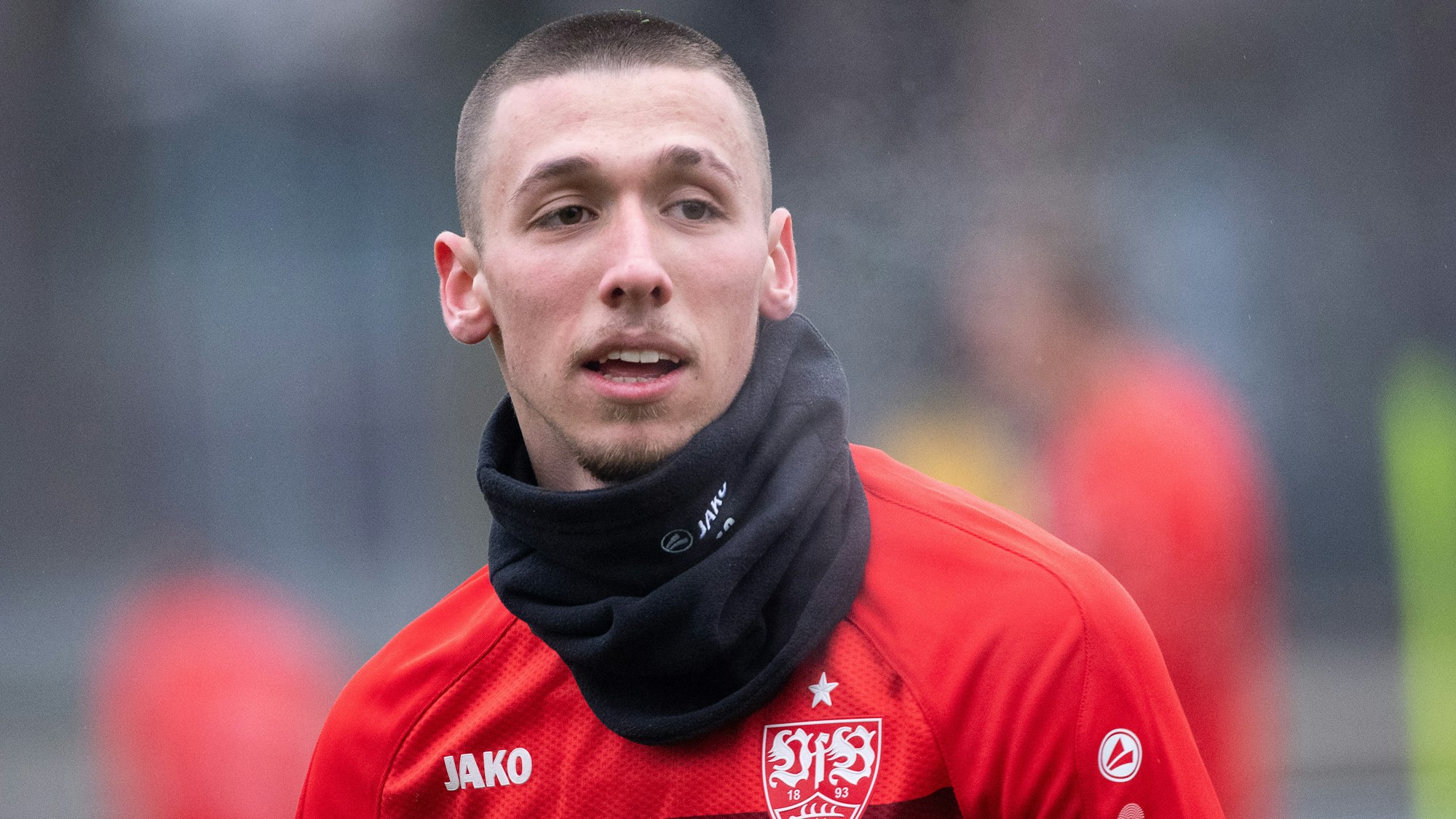 Darko Churlinov steht auf dem Trainingsspielfeld des VfB Stuttgart.