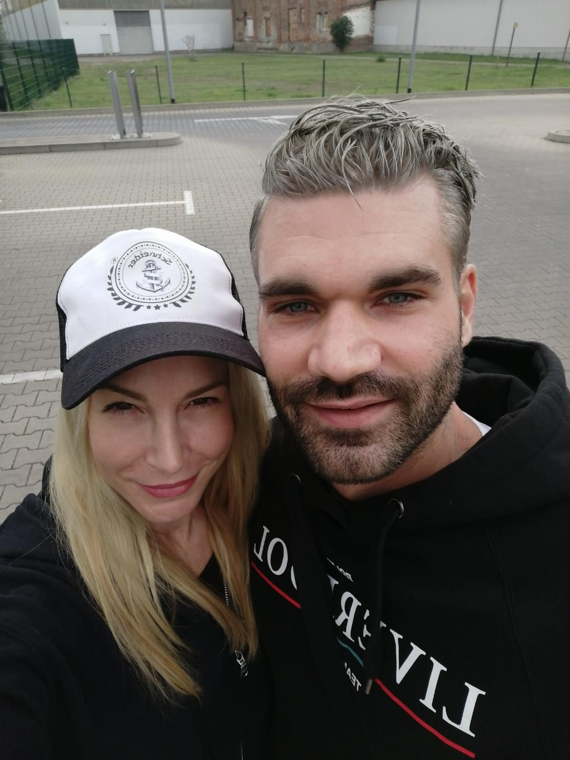 Mike Cees-Monballijn und Michelle Monballijn am 17.8.2021. Der Kandidat von "Das Sommerhaus der Stars" 2021 hat graue Haare.