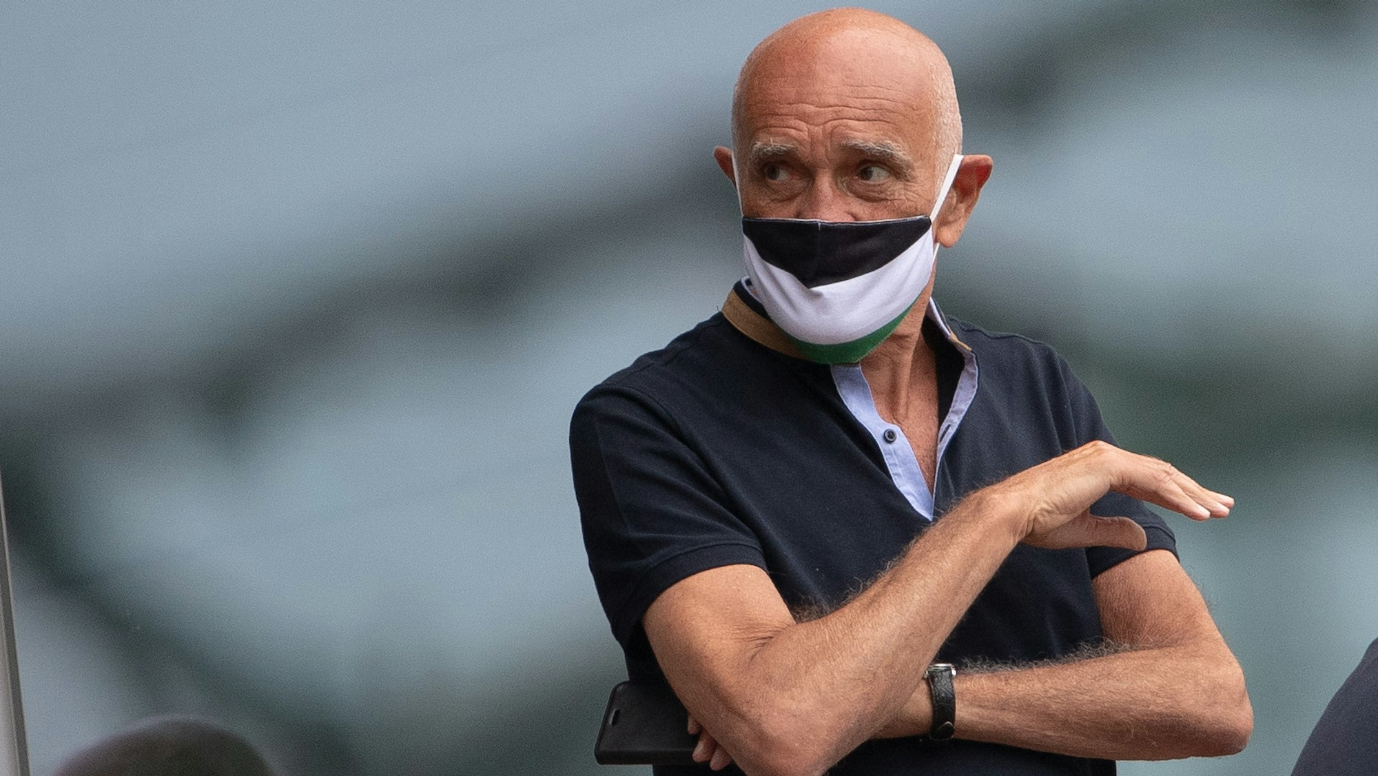 Martin Kind steht mit Mund-Nasenschutz bei Hannover 96 auf der Tribüne.