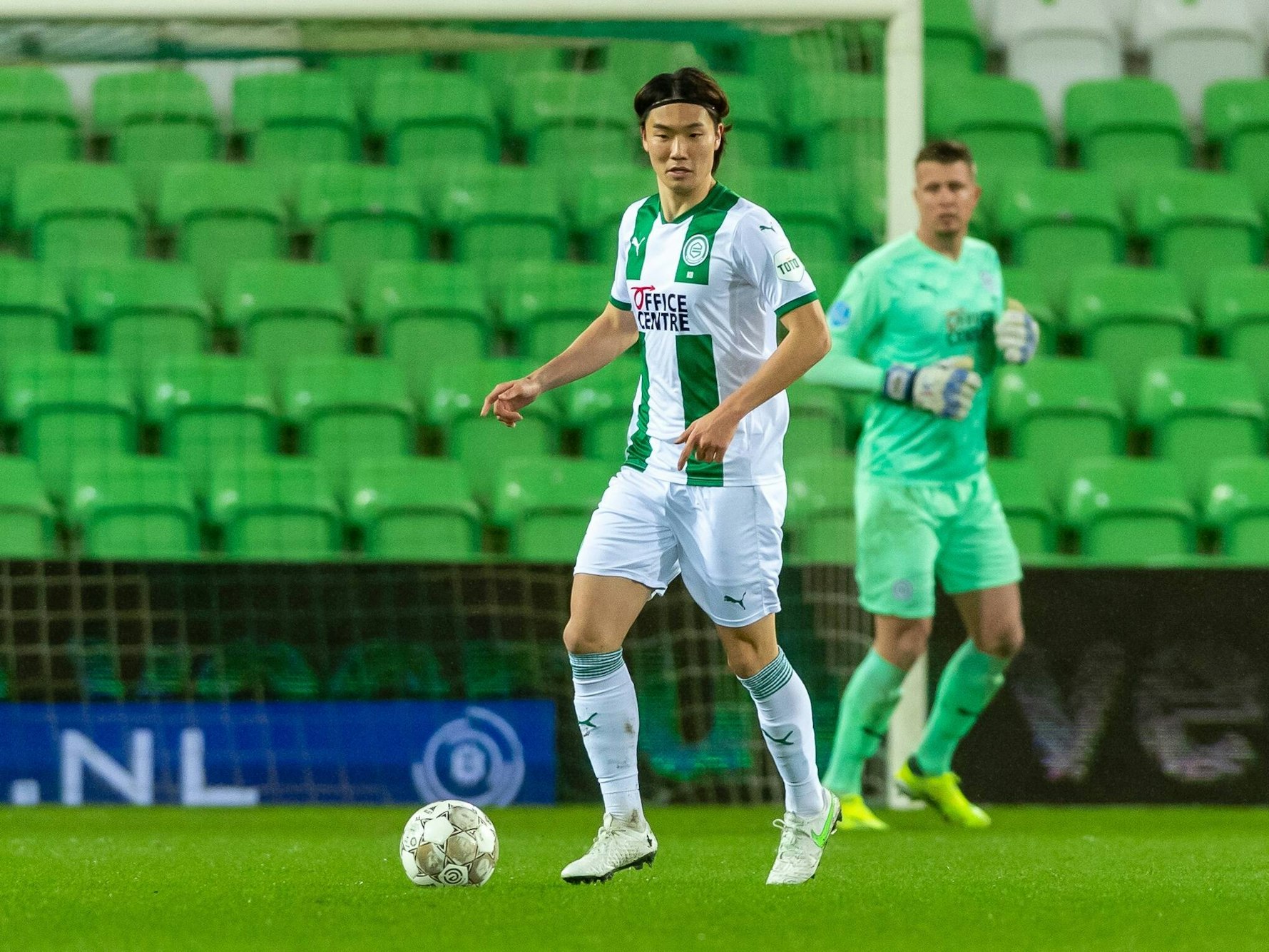 Ko Itakura, vom FC Groningen, hat den Ball am Fuß.