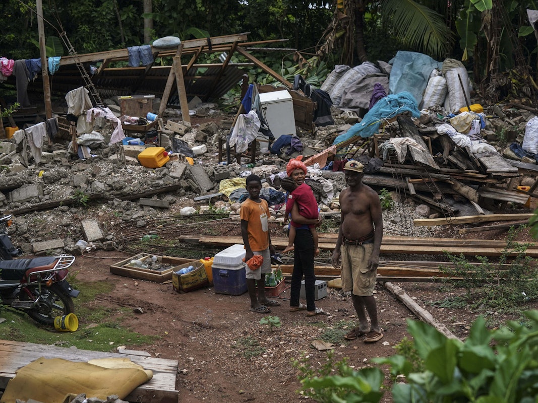Menschen bergen Habseligkeiten aus den Trümmern ihres Hauses, das durch das Erdbeben in Fleurant zerstört wurde.