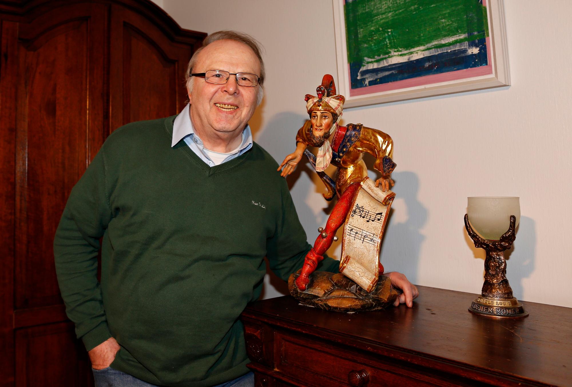 Historiker und Brauchtums-Experte Reinhold Louis in seine Haus in Kerpen-Türnich. Stolz präsentiert Louis den Kulturpreis der Deutschen Fastnacht.