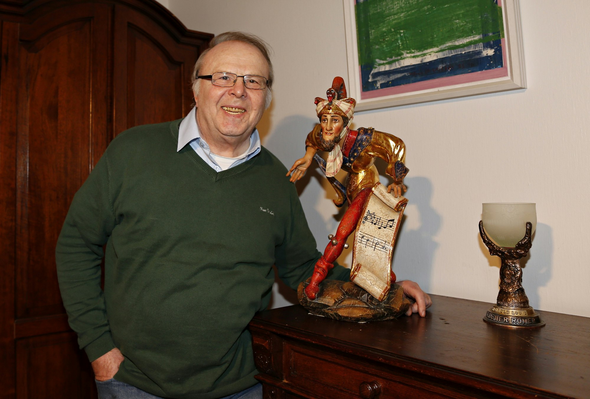 Historiker und Brauchtums-Experte Reinhold Louis in seine Haus in Kerpen-Türnich. Stolz präsentiert Louis den Kulturpreis der Deutschen Fastnacht.