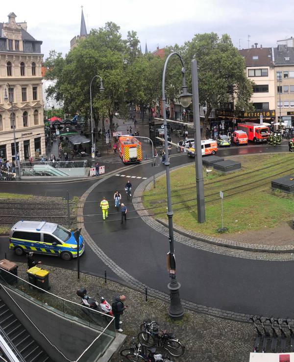 Polizei und Rettungskräfte stehen rund um den Chlodwigplatz in Köln.