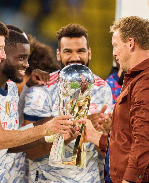 Julian Nagelsmann mit Robert Lewandowski und Dayot Upamecano bei der Siegerehrung nach dem Supercup-Sieg gegen Borussia Dortmund.