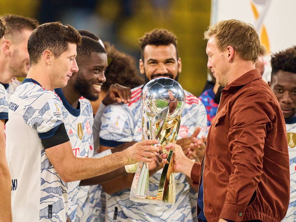Julian Nagelsmann mit Robert Lewandowski und Dayot Upamecano bei der Siegerehrung nach dem Supercup-Sieg gegen Borussia Dortmund.