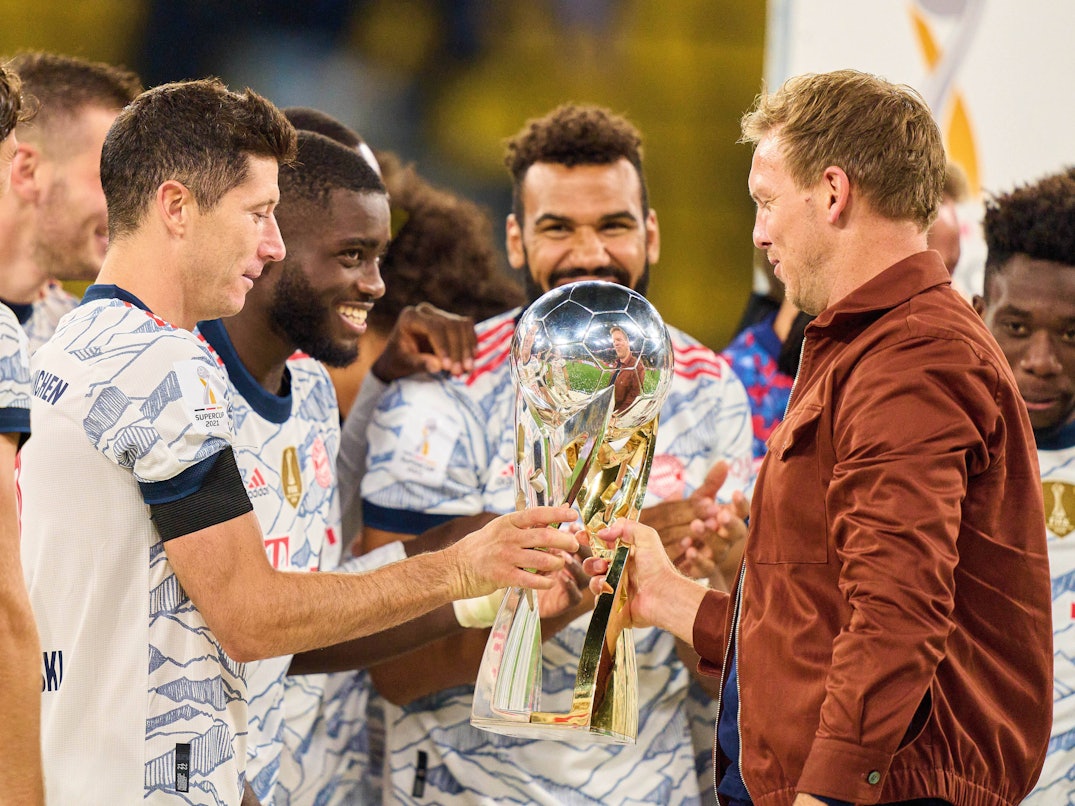 Julian Nagelsmann mit Robert Lewandowski und Dayot Upamecano bei der Siegerehrung nach dem Supercup-Sieg gegen Borussia Dortmund.