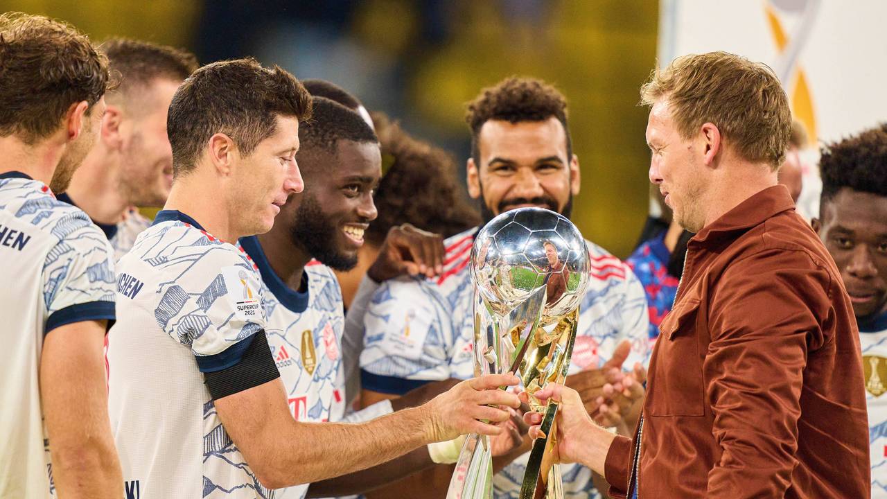 Julian Nagelsmann mit Robert Lewandowski und Dayot Upamecano bei der Siegerehrung nach dem Supercup-Sieg gegen Borussia Dortmund.