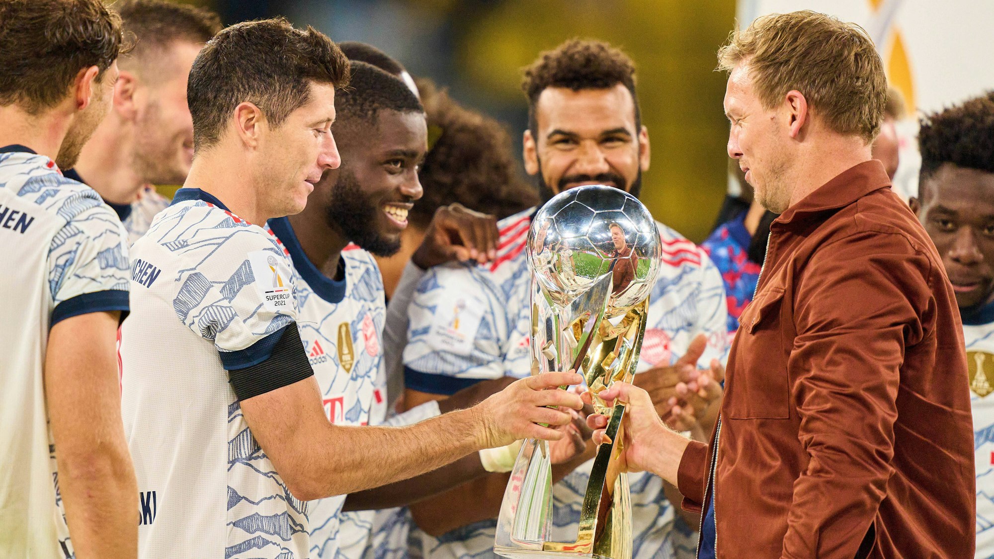 Julian Nagelsmann mit Robert Lewandowski und Dayot Upamecano bei der Siegerehrung nach dem Supercup-Sieg gegen Borussia Dortmund.