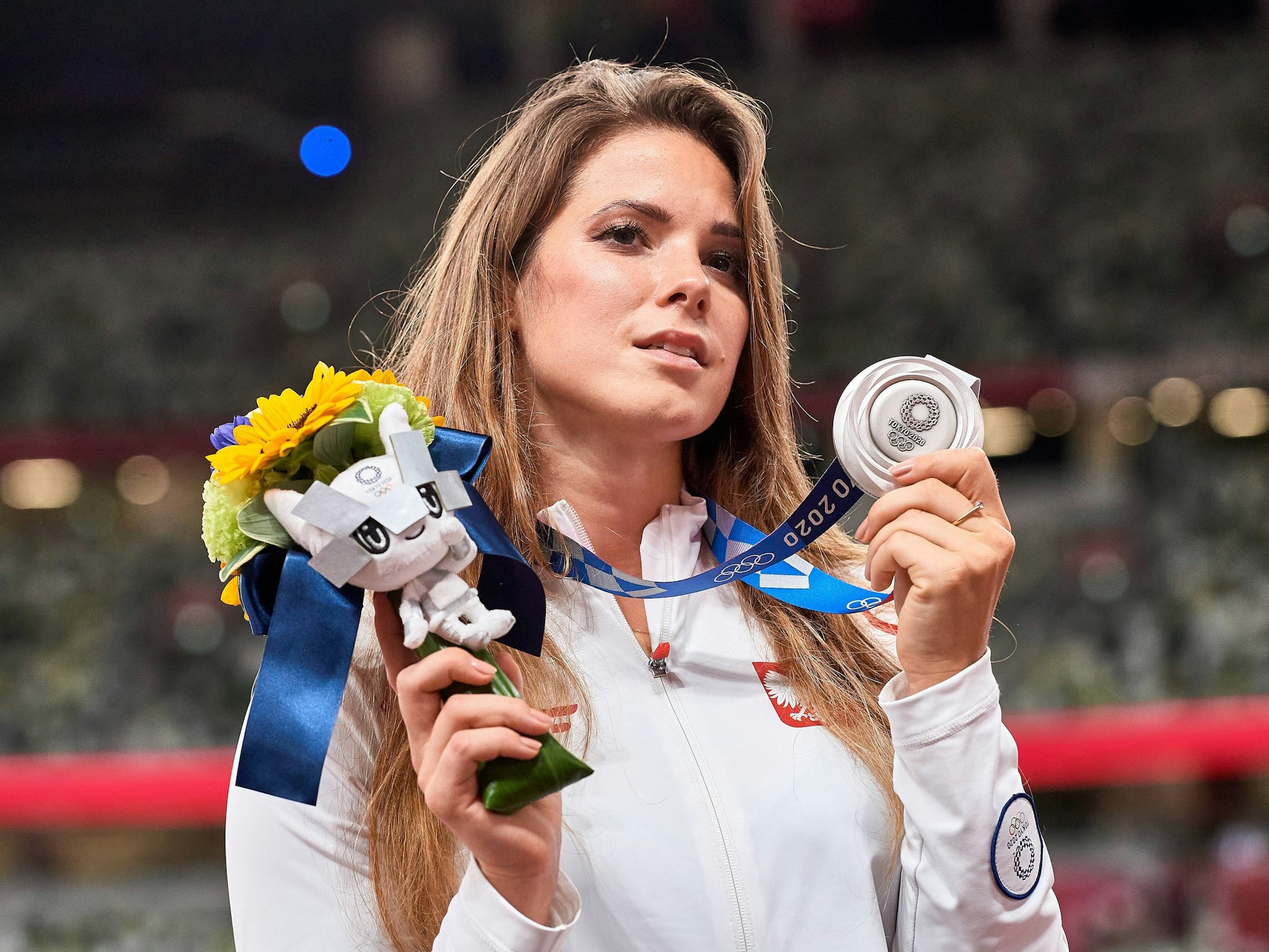 Die polnische Speerwerferin Maria Andrejczyk präsentiert ihr in Tokio gewonnene Olympia-Silbermedaille.