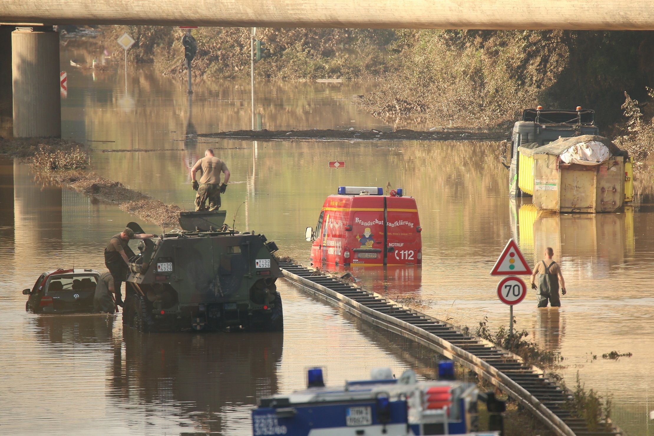 Ein Panzer der Bundeswehr zieht Fahrzeuge aus der Flut.