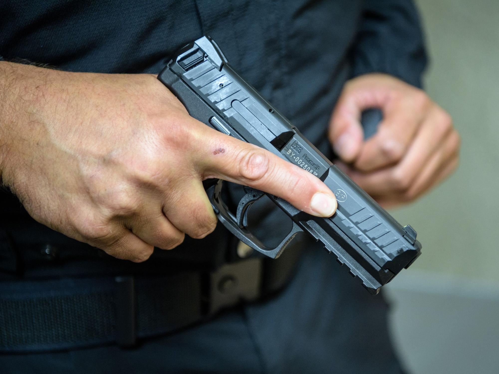 Wegen einer Schussabgabe in einer Anlage für Sportschützen ist am Mittwoch (18. August) das SEK im Einsatz. Das Symbolbild zeigt einen Mann, der eine Schusswaffe hält.