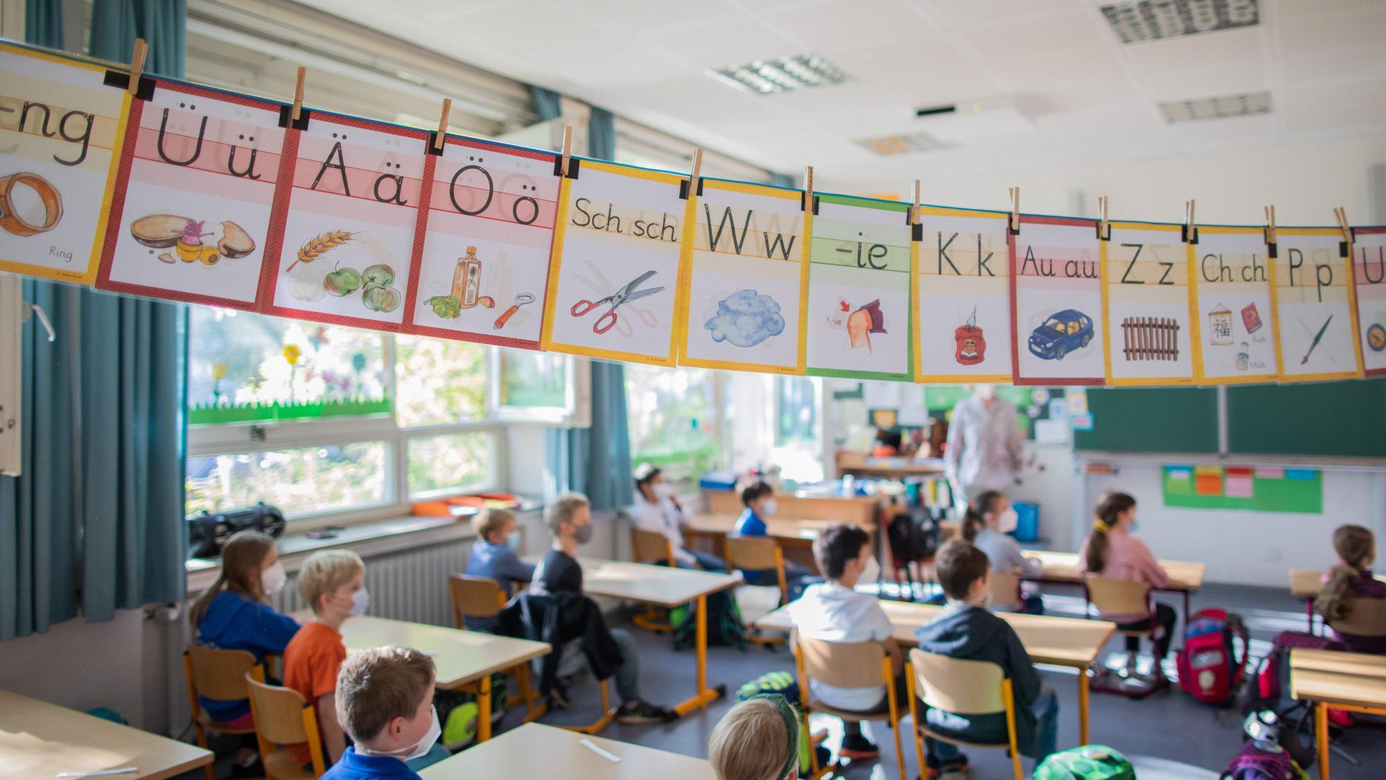 Schülerinnen und Schüler der Klasse in ihrem Klassenraum.