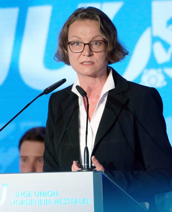 Ina Scharrenbach (CDU), Ministerin für Heimat, Kommunales, Bauen und Gleichstellung des Landes Nordrhein-Westfalen, spricht bei der Landesdelegiertentagung der Jungen Union von Nordrhein-Westfalen.