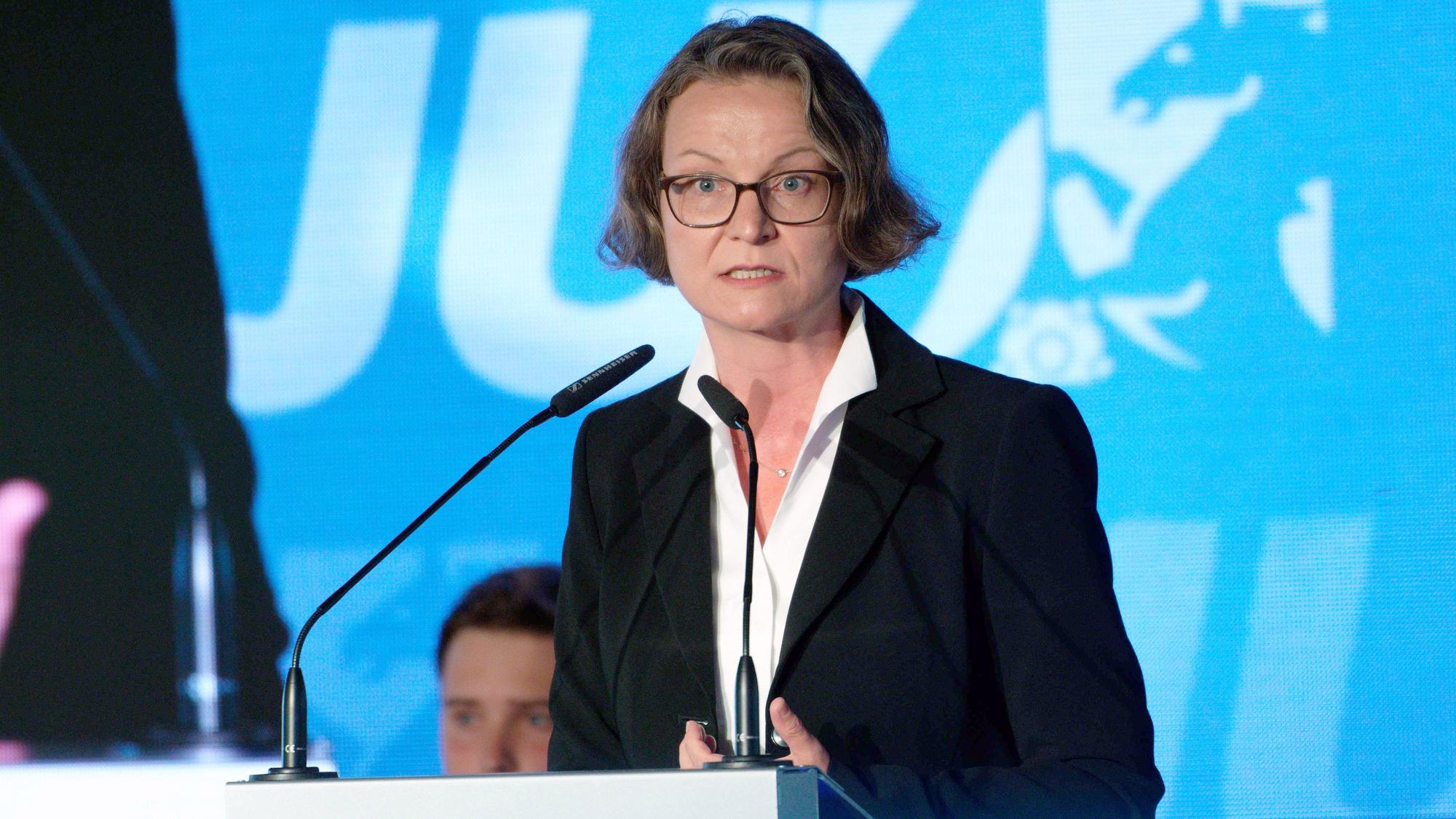 Ina Scharrenbach (CDU), Ministerin für Heimat, Kommunales, Bauen und Gleichstellung des Landes Nordrhein-Westfalen, spricht bei der Landesdelegiertentagung der Jungen Union von Nordrhein-Westfalen.