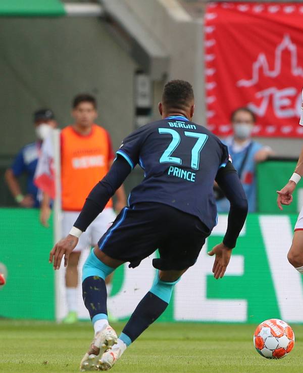 Kevin-Prince Boateng von Hertha BSC gegen Dejan Ljubicic (1. FC Köln),