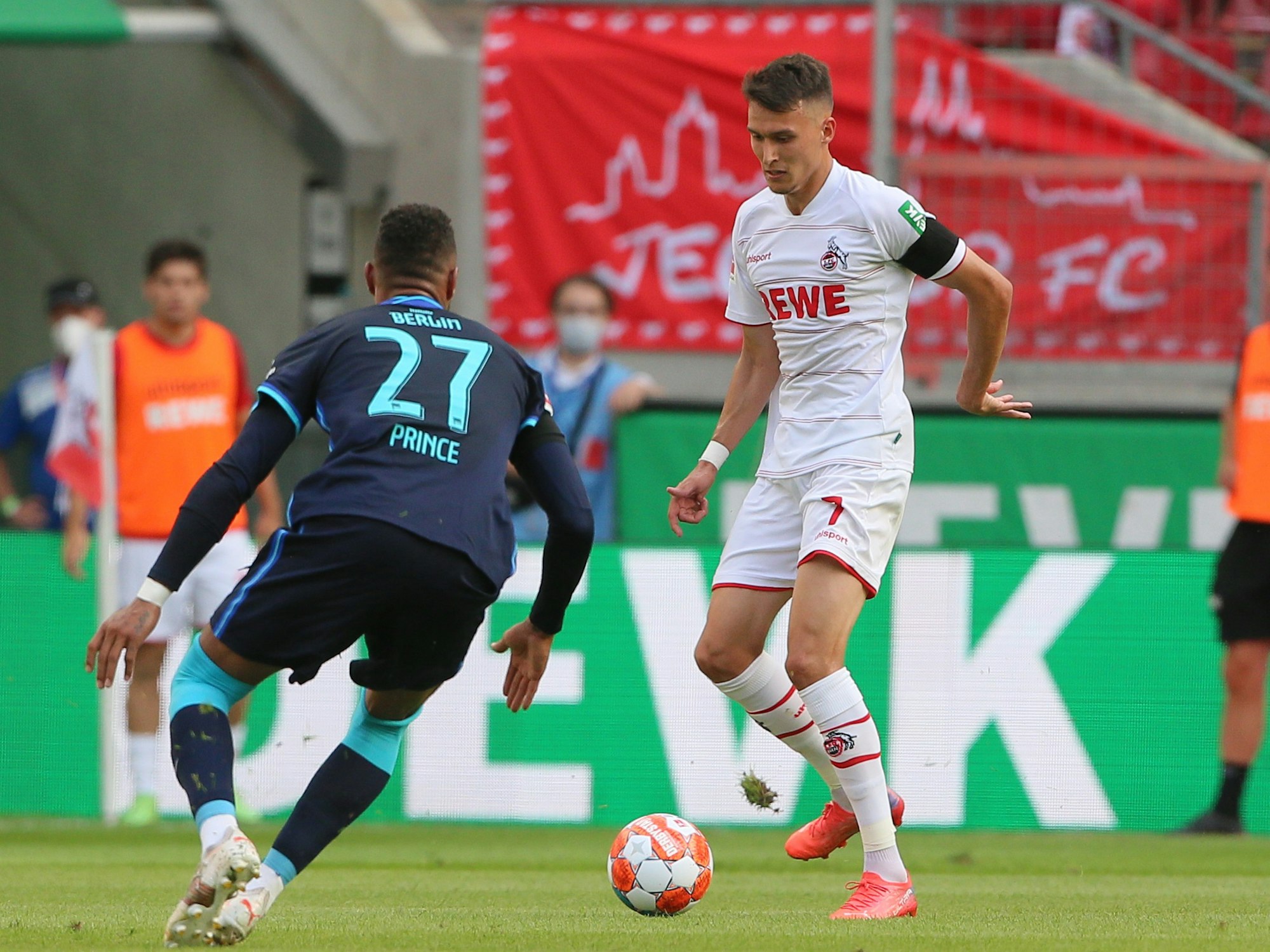 Kevin-Prince Boateng von Hertha BSC gegen Dejan Ljubicic (1. FC Köln),