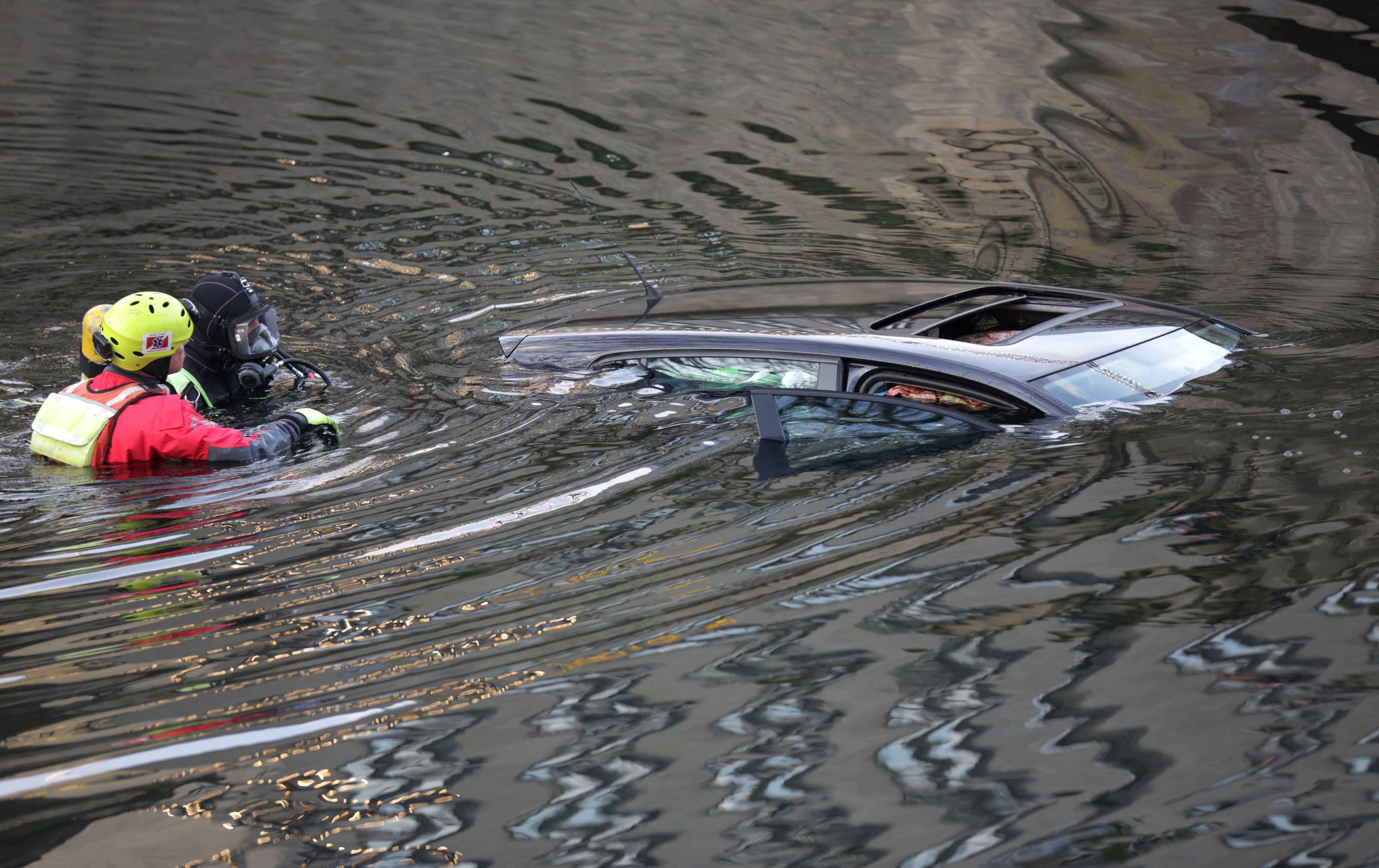 Die Polizei entdeckte das Auto im Wasser (hier ein Symbolfoto) und hat nun einen schrecklichen Verdacht.