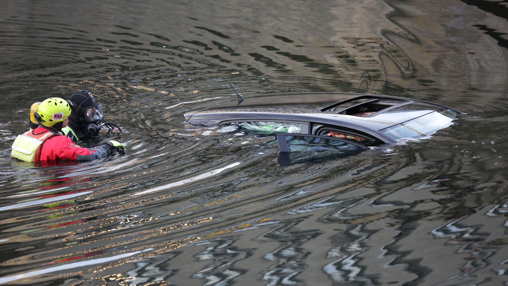 Die Polizei entdeckte das Auto im Wasser (hier ein Symbolfoto) und hat nun einen schrecklichen Verdacht.