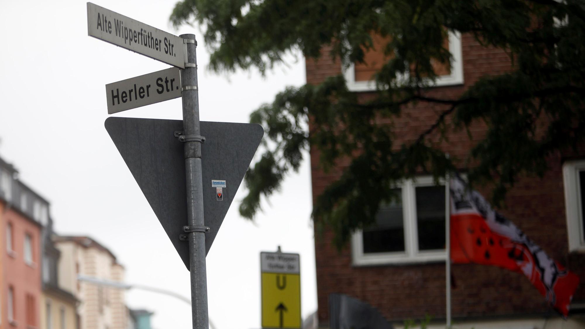 Straßenschilder an der Kreuzung Alte Wipperfürther Straße/Herler Straße in Köln-Buchheim. Bei Alte Wipperfürther Straße fehlt auf dem Straßenschild ein „r“.