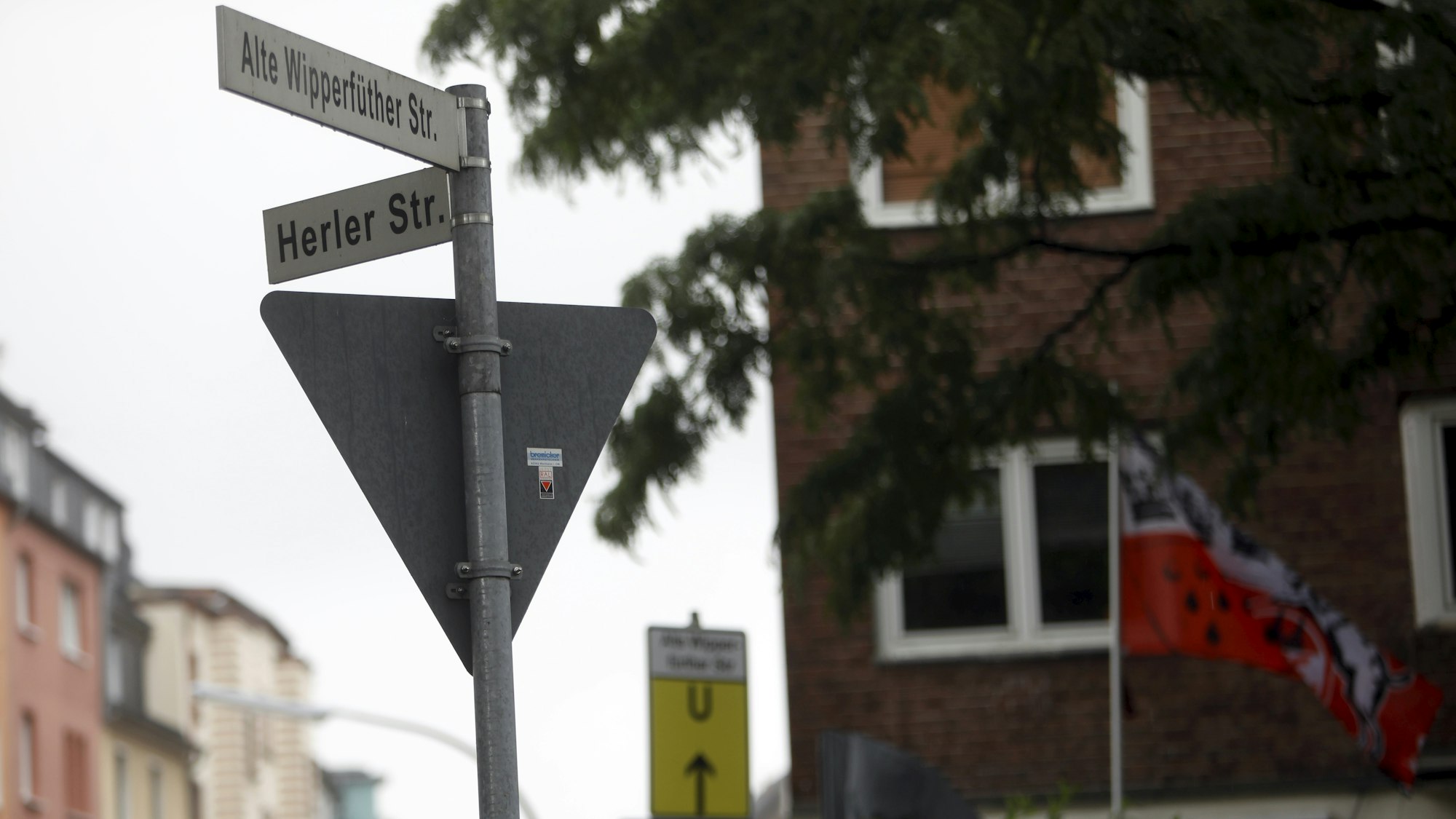 Straßenschilder an der Kreuzung Alte Wipperfürther Straße/Herler Straße in Köln-Buchheim. Bei Alte Wipperfürther Straße fehlt auf dem Straßenschild ein „r“.